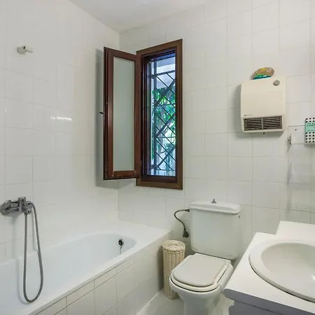 Βίλα Sani With Shared Pool